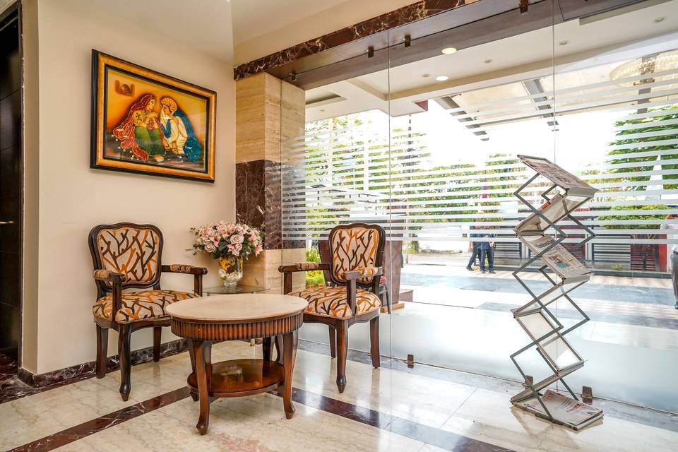 The Golden Apple, Lucknow