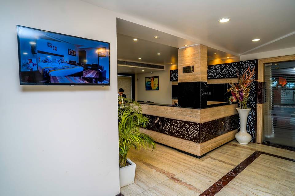 The Golden Apple, Lucknow