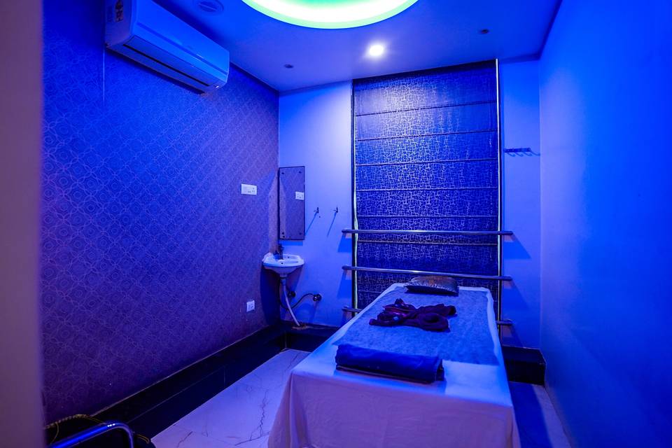 The Golden Apple, Lucknow