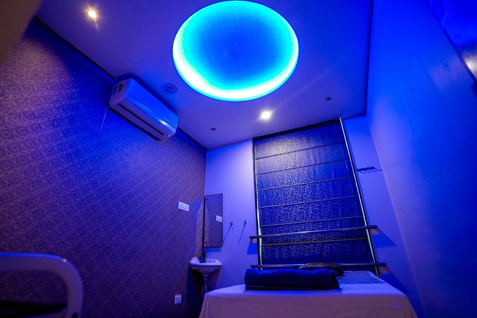 The Golden Apple, Lucknow