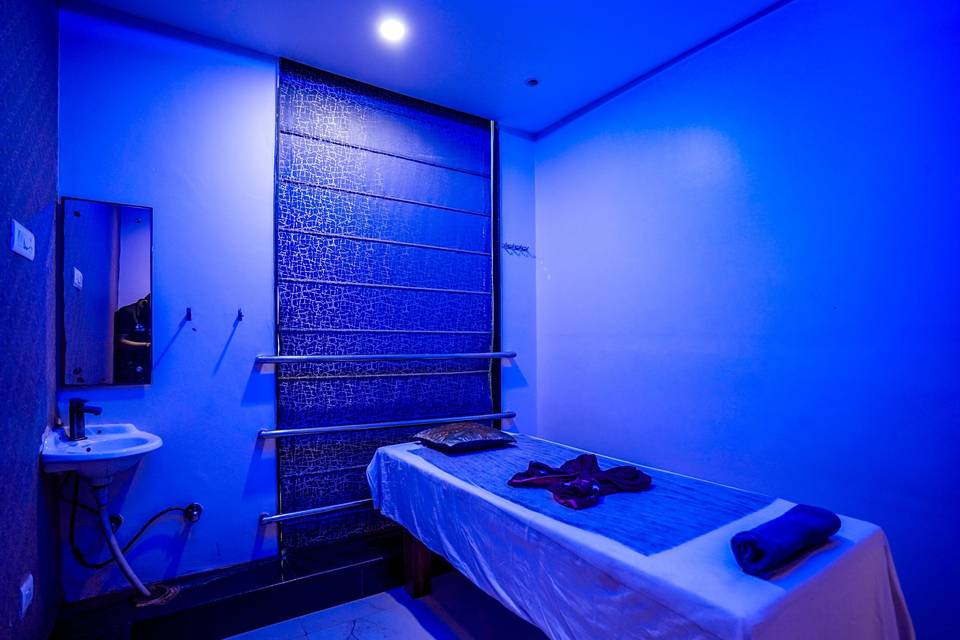 The Golden Apple, Lucknow