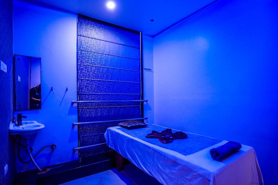 The Golden Apple, Lucknow