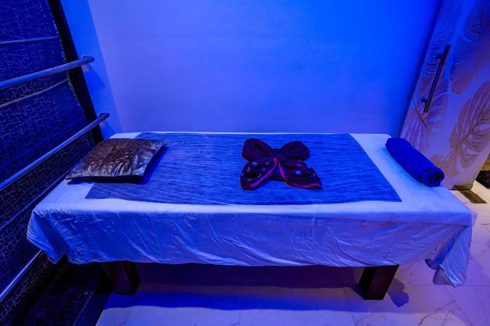 The Golden Apple, Lucknow