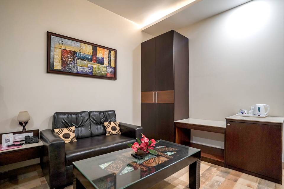 The Golden Apple, Lucknow