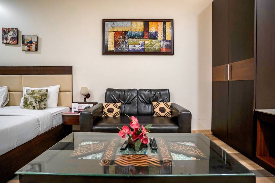 The Golden Apple, Lucknow