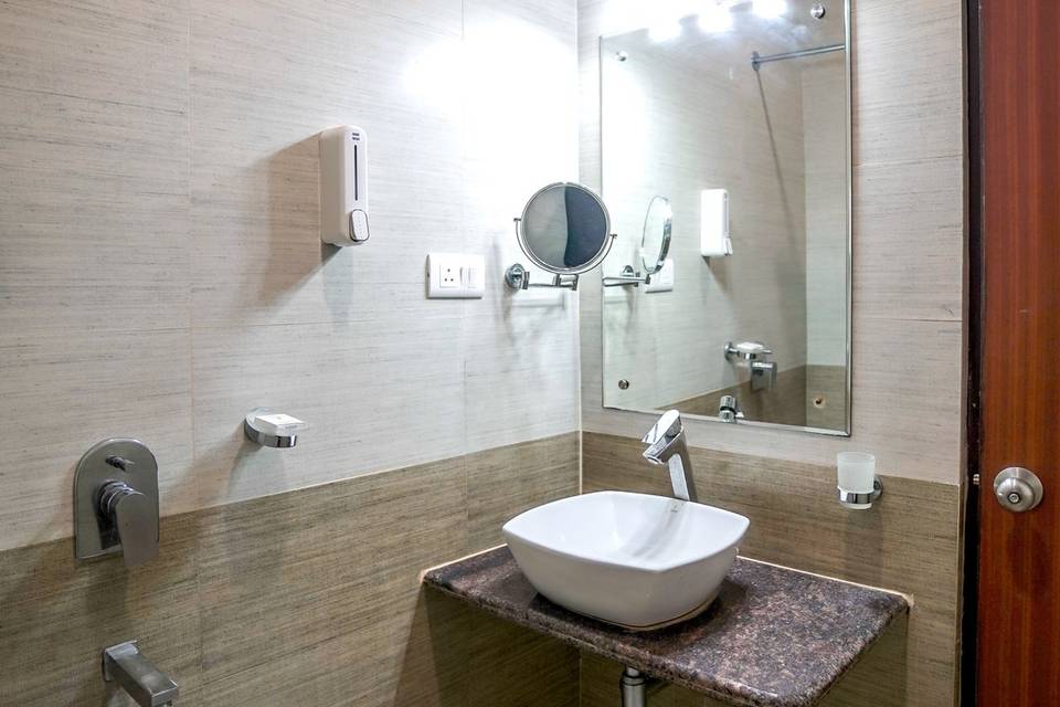 The Golden Apple, Lucknow