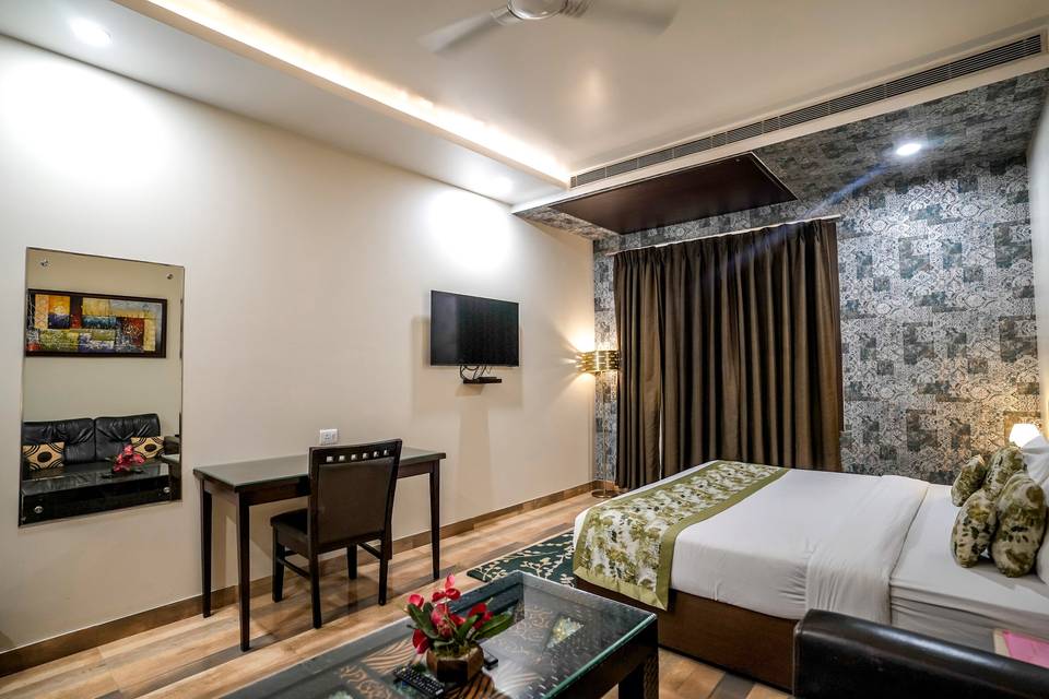 The Golden Apple, Lucknow