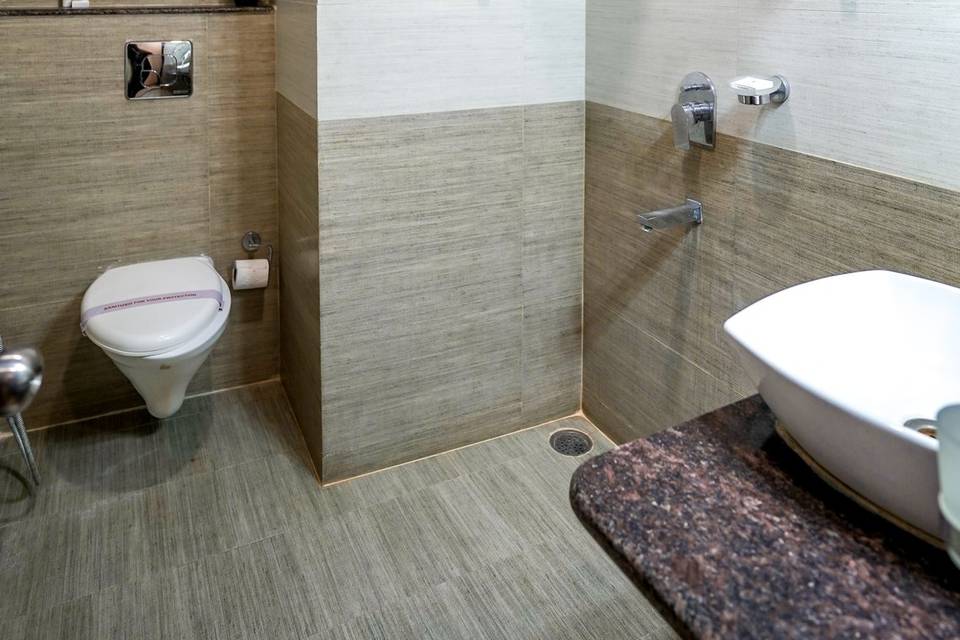 The Golden Apple, Lucknow