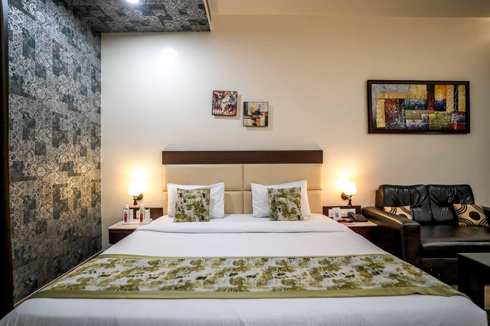 The Golden Apple, Lucknow