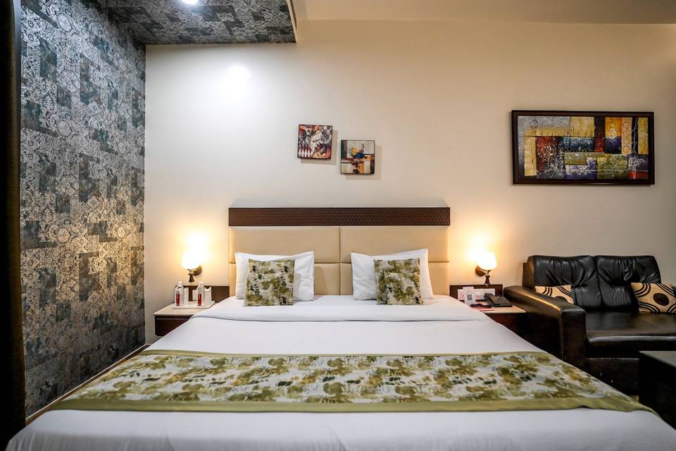 The Golden Apple, Lucknow