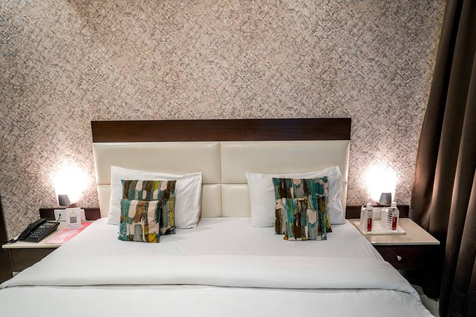 The Golden Apple, Lucknow