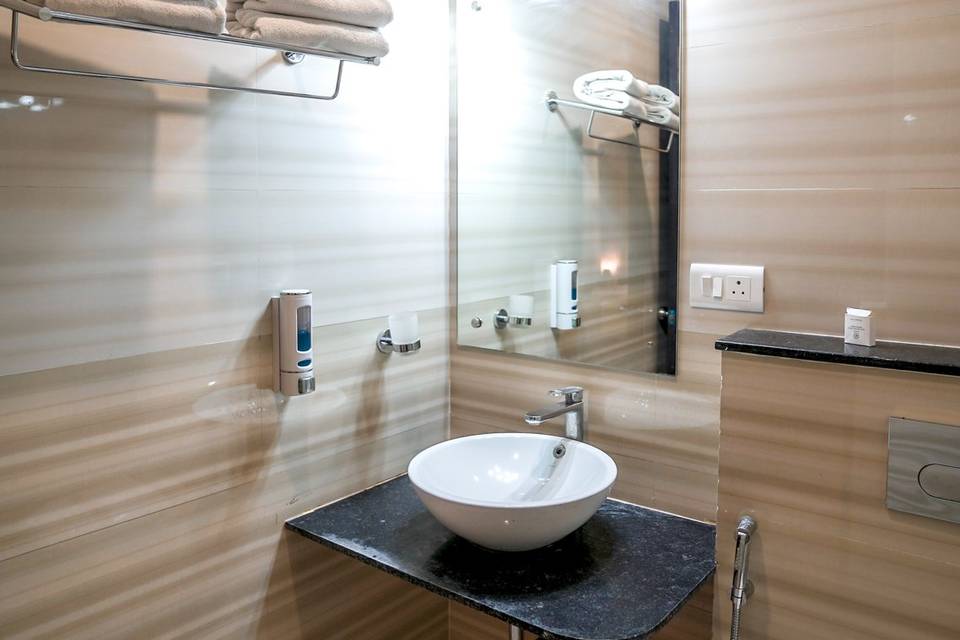 The Golden Apple, Lucknow