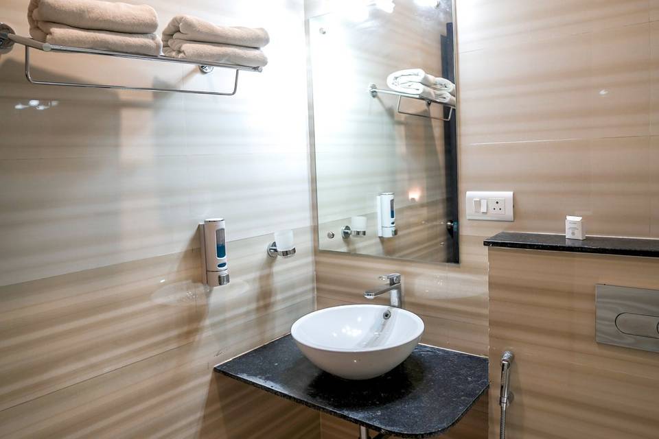 The Golden Apple, Lucknow