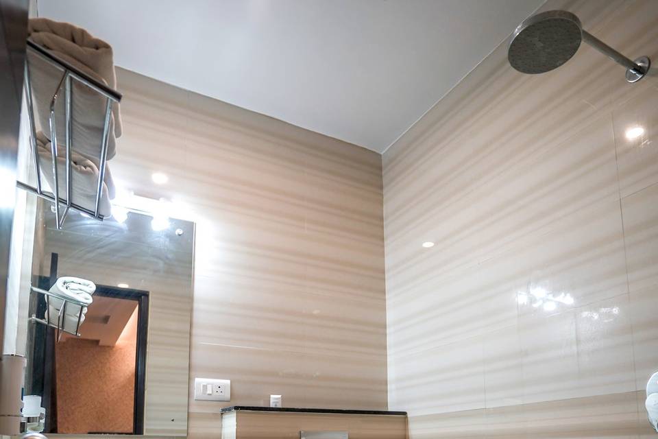 The Golden Apple, Lucknow