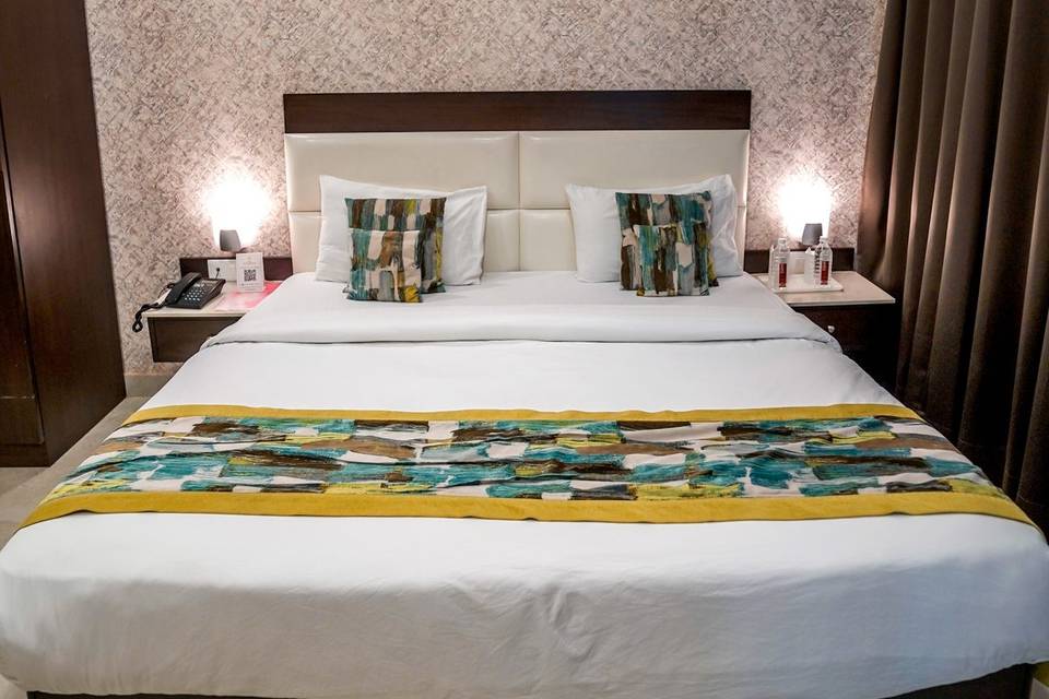 The Golden Apple, Lucknow