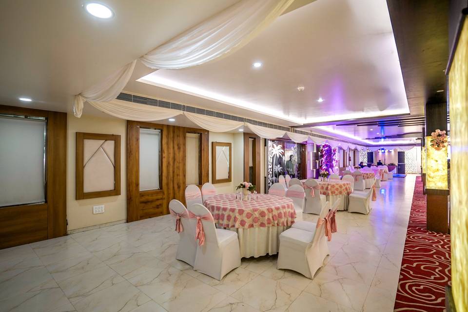 The Golden Apple, Lucknow