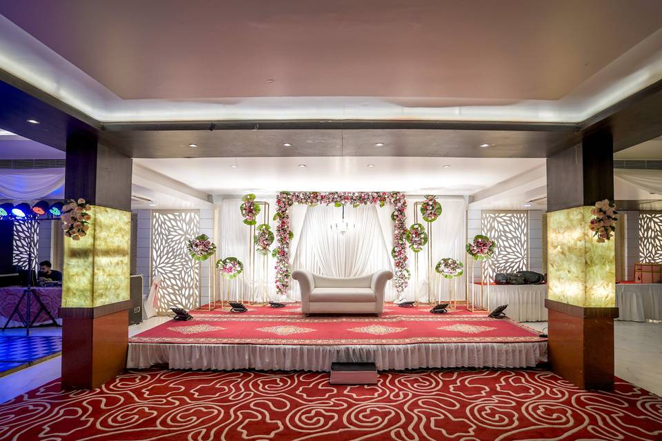 The Golden Apple, Lucknow