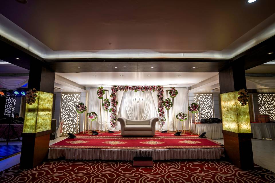 The Golden Apple, Lucknow