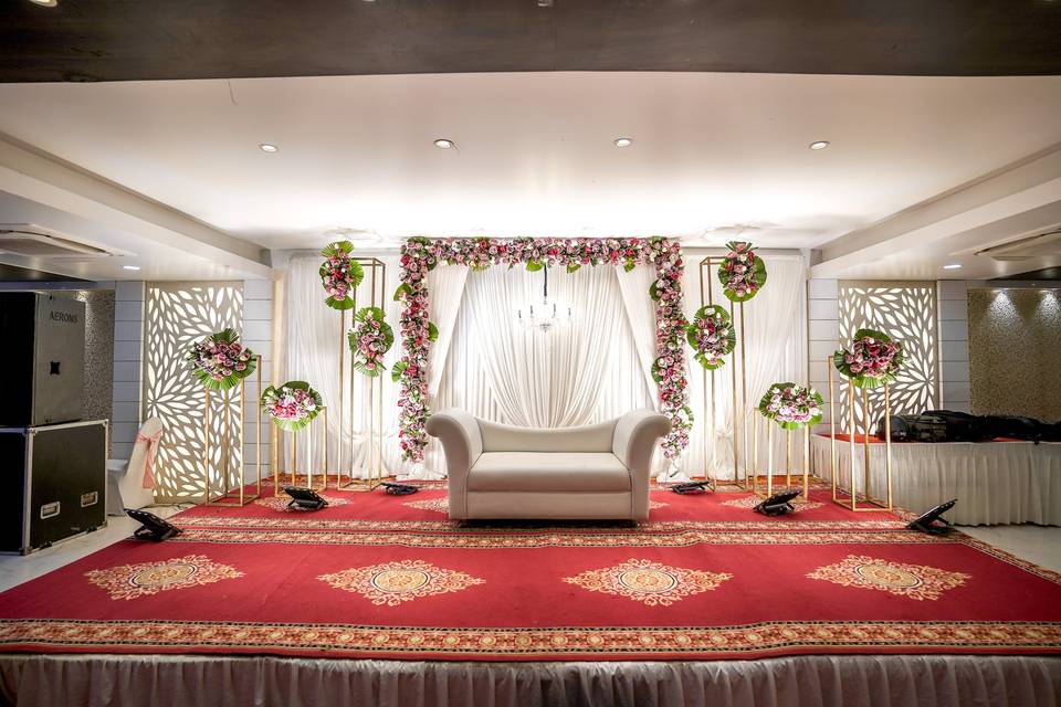 The Golden Apple, Lucknow