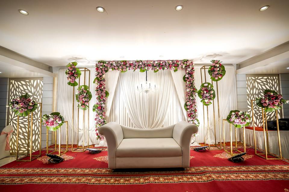 The Golden Apple, Lucknow