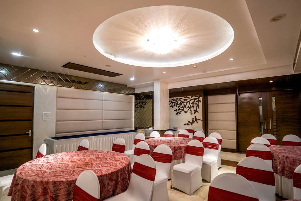 The Golden Apple, Lucknow