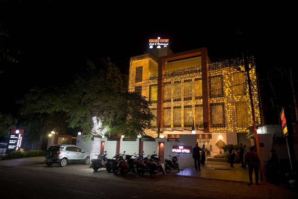 The Golden Apple, Lucknow