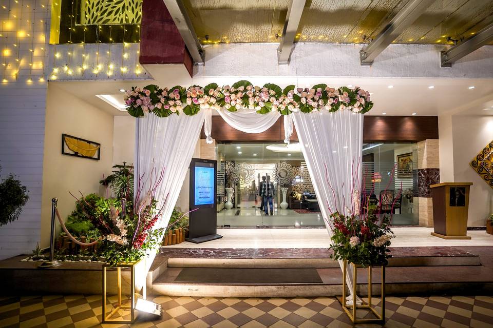 The Golden Apple, Lucknow