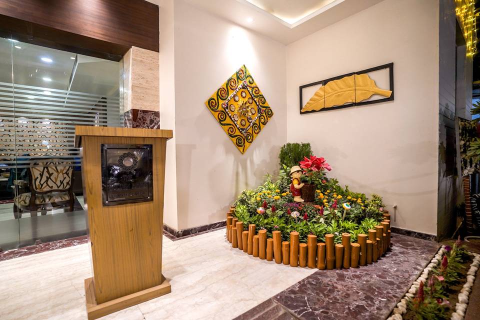 The Golden Apple, Lucknow