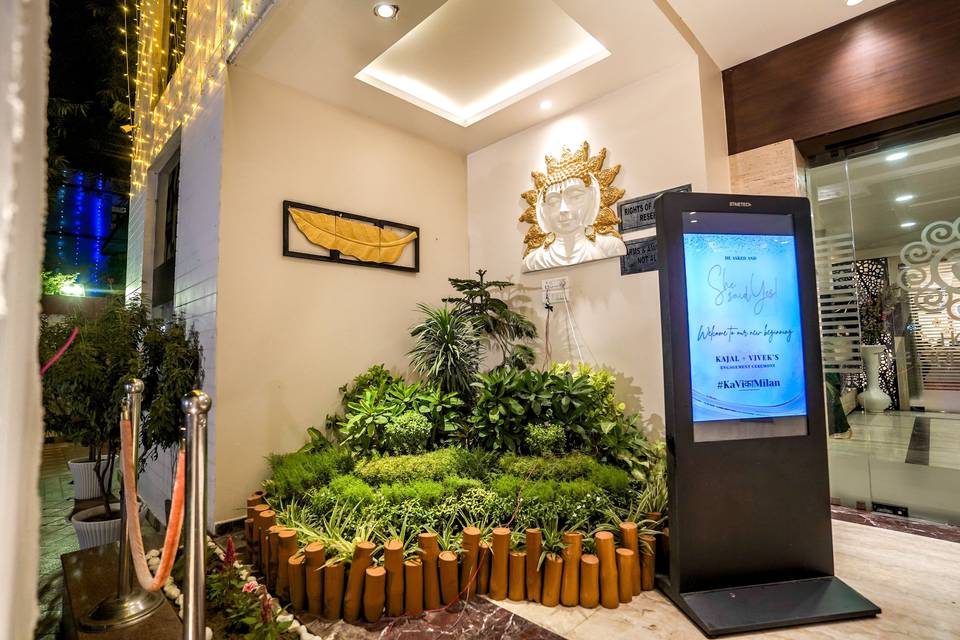 The Golden Apple, Lucknow