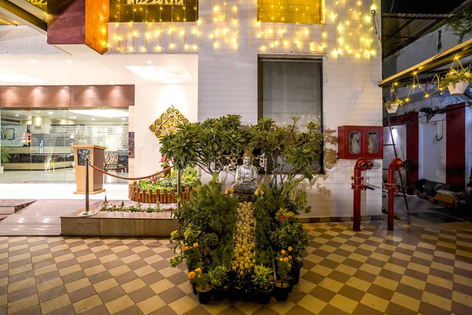 The Golden Apple, Lucknow