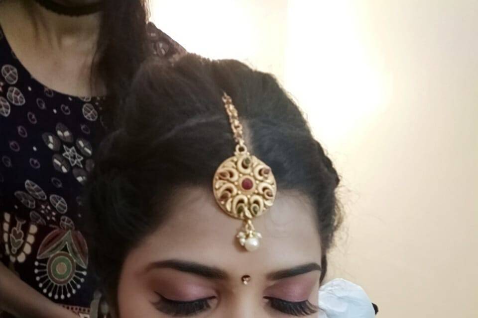 Usha - Makeup Artist