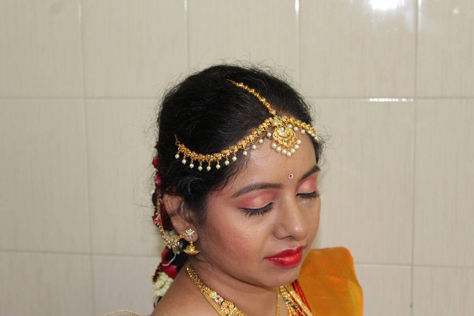 Usha - Makeup Artist