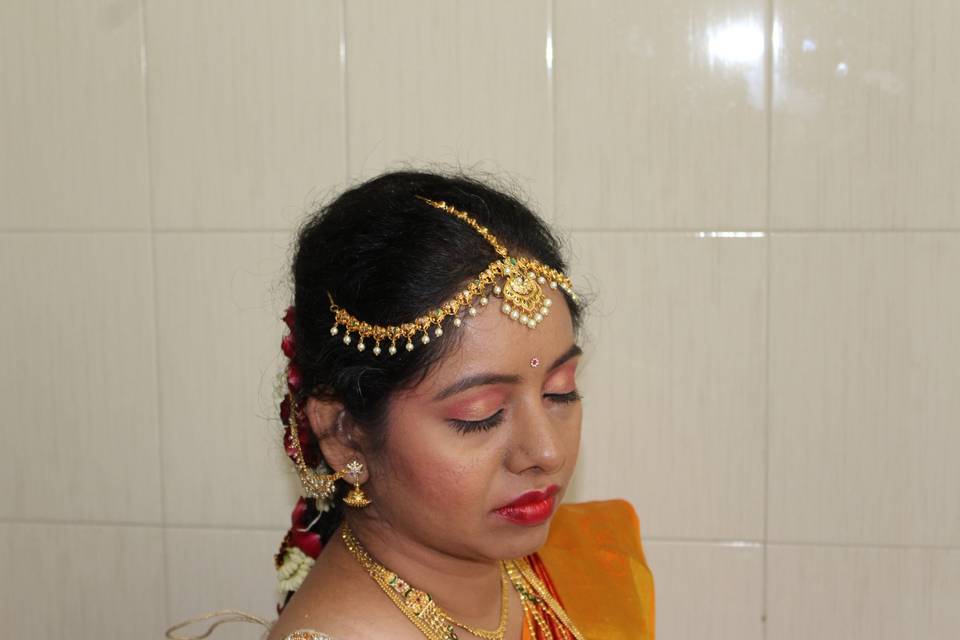 Usha - Makeup Artist