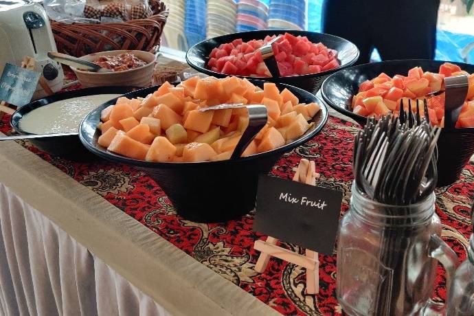 Breakfast fruit table