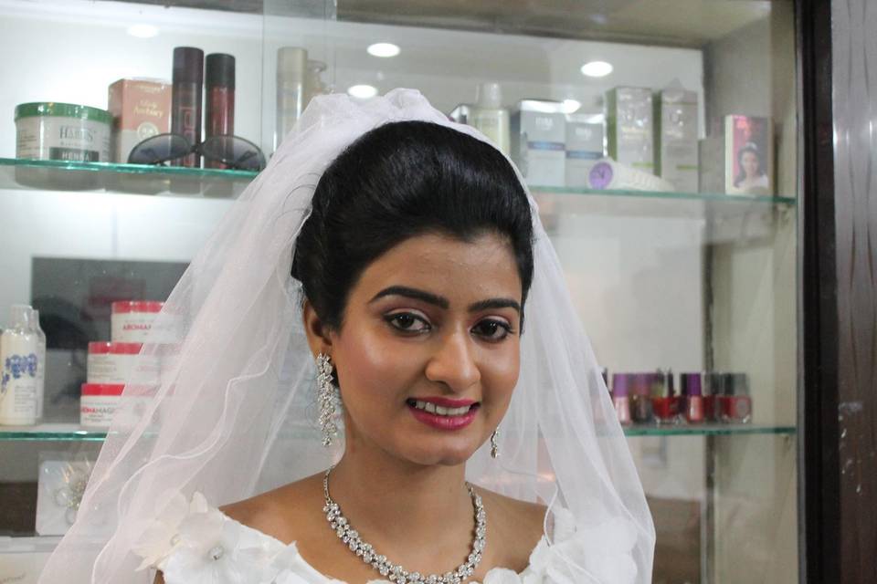 Sandhya Roy - MakeUp Artist and Hair Stylist