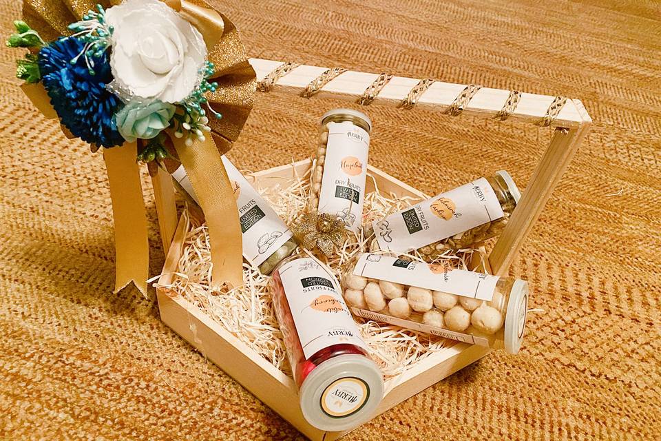 Dryfruit pinewood basket