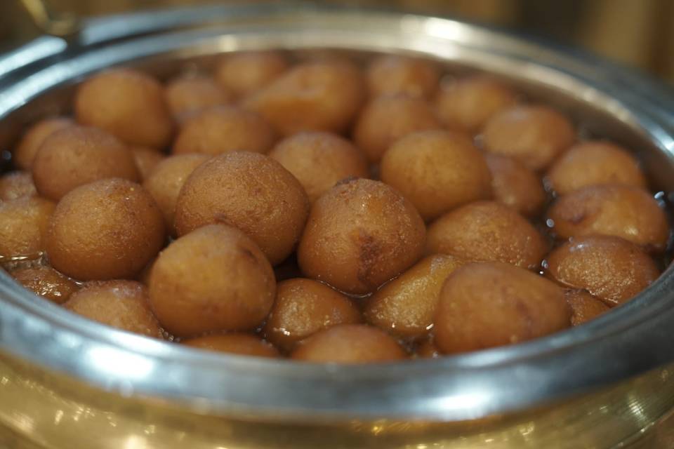 Delicious wedding catering men