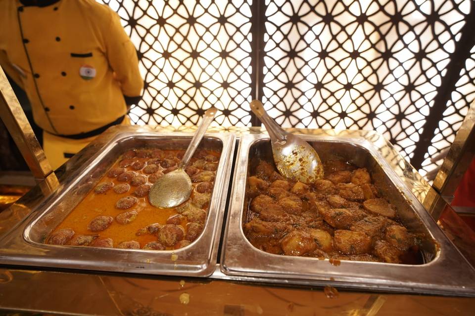 Delicious wedding catering men