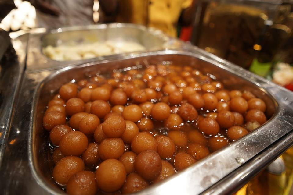 Delicious wedding catering men