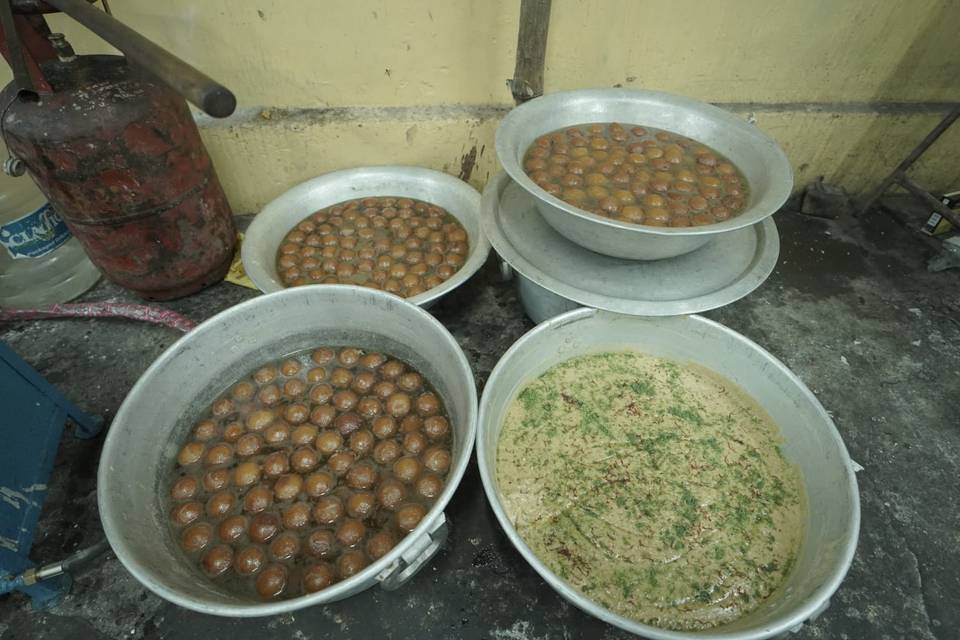 Delicious wedding catering men