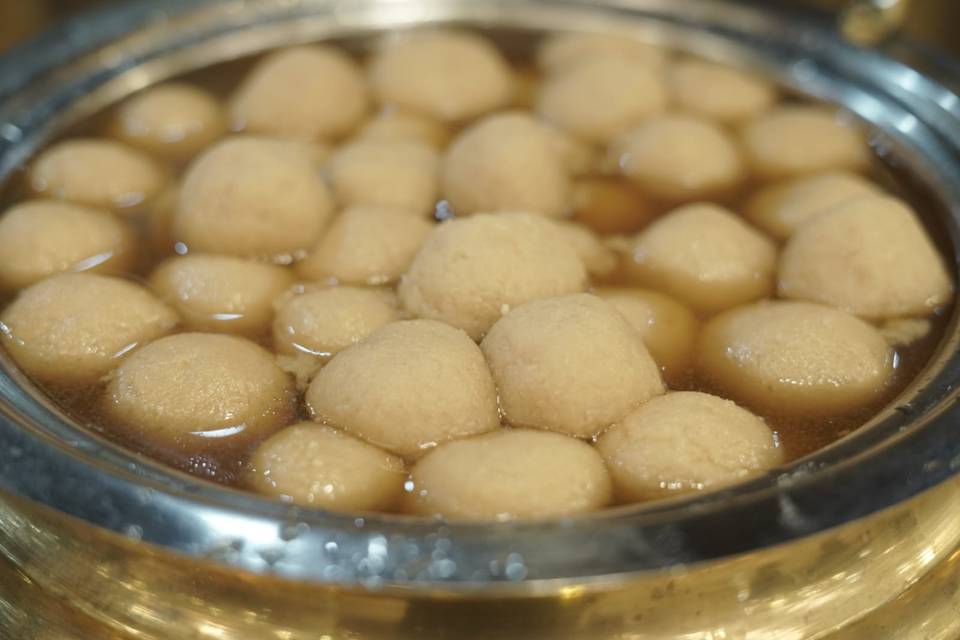 Delicious wedding catering men