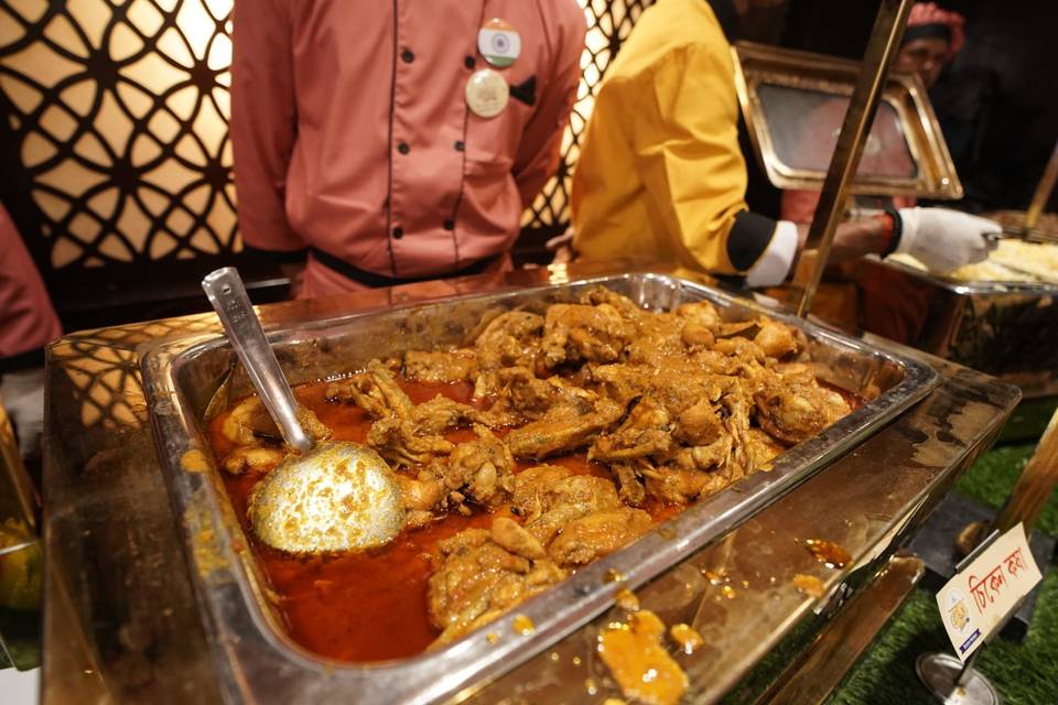 Delicious wedding catering men