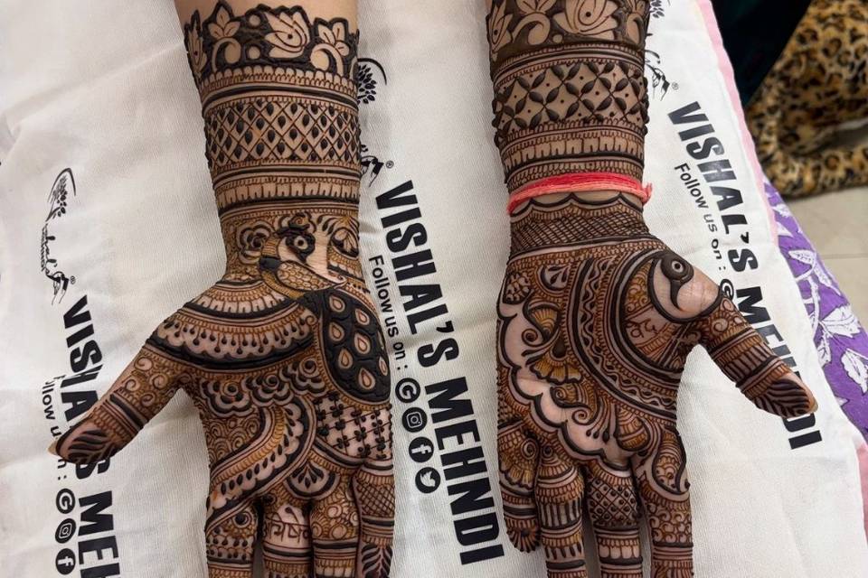 Bhari hui mehandi