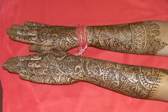 A classic henna design. Simple across the hand design that… | Flickr