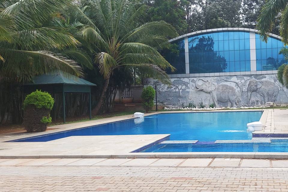 JR resorts poolside