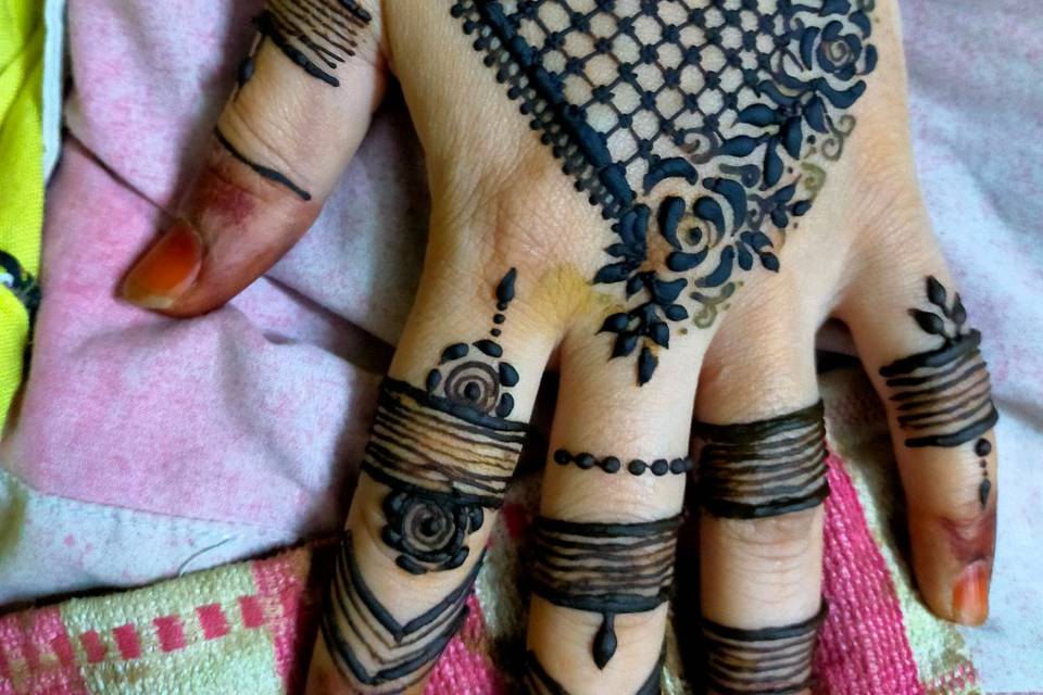 Delicate mehendi design