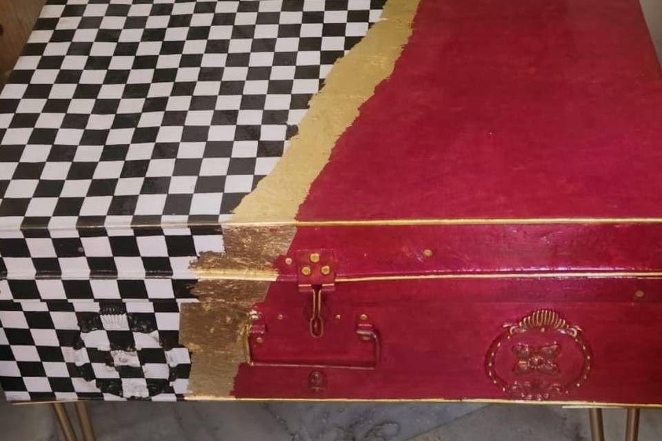 Handpainted trunk for troussou