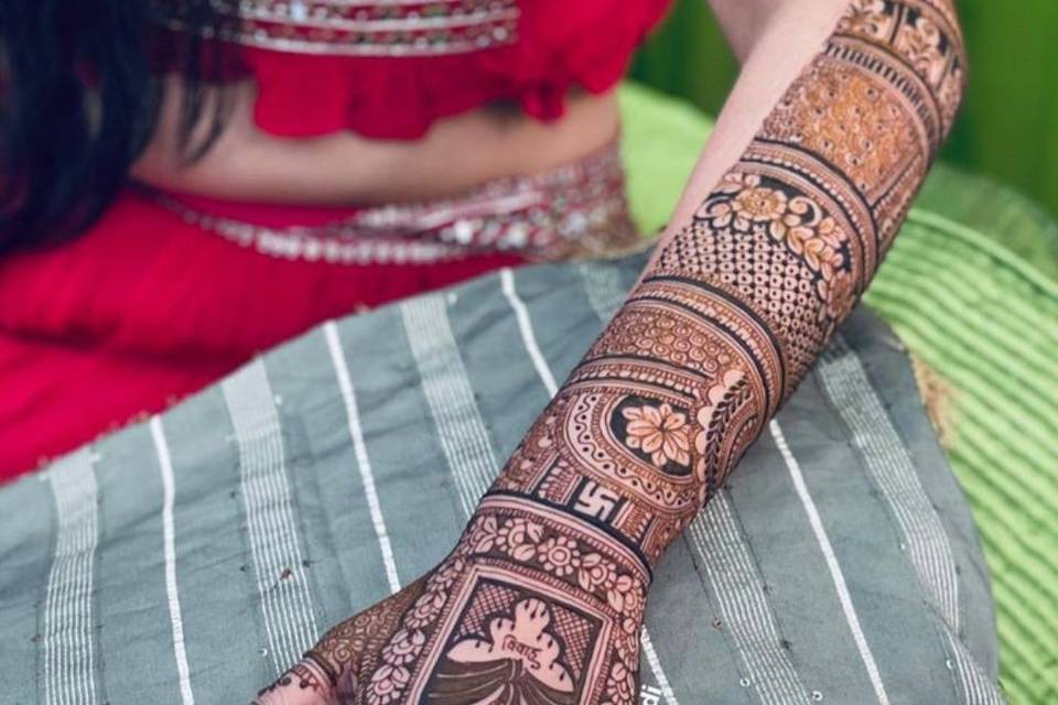 Back hand bridal mehndi