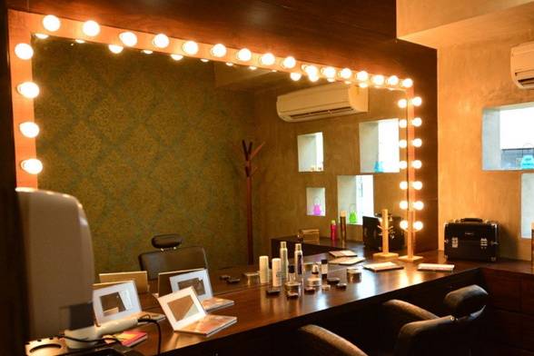 Hakim's Aalim Hair n' Beauty Lounge - Makeup Salon - Thaltej -  