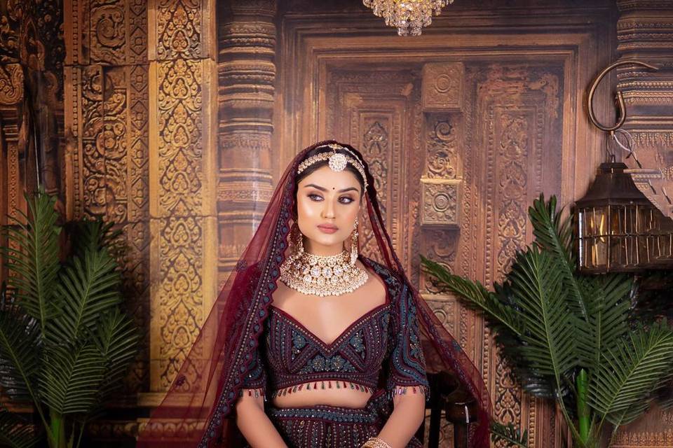 Sabyasachi Bride Exuded 'Maharani' Vibes In A Banarasi Lehenga With  Statement 'Kundan' Jewellery